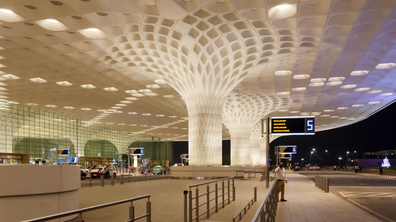 मुंबई, दिल्ली विमानतळाचा सरकारी हिस्सा विकणार 