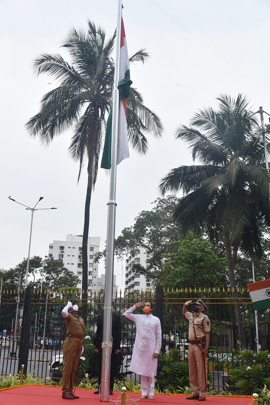 महाराष्ट्र दिनानिमित्त मंत्रालयात मुख्यमंत्री उद्धव ठाकरे यांच्या हस्ते ध्वजवंदन 