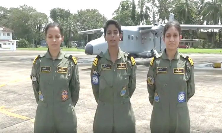 भारतीय नौदलात महिला वैमानिकांची पहिली तुकडी कार्यरत 